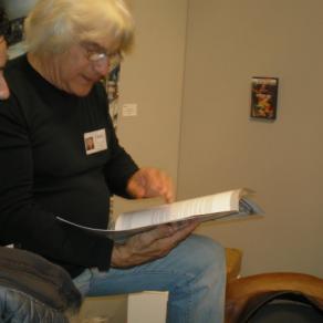 L'artista francese Peter Mc Lane legge "Il Malpensante"