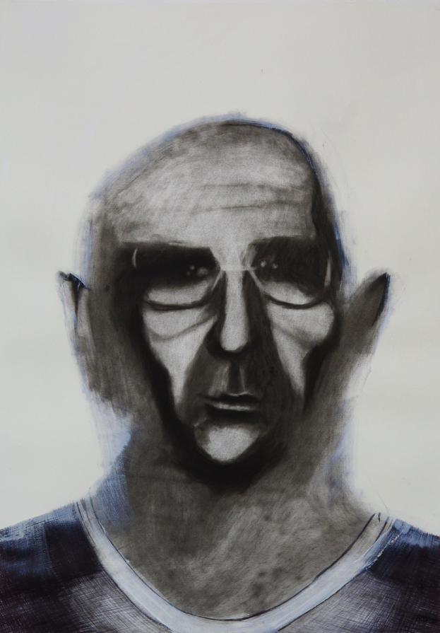 Volto di uomo con occhiali