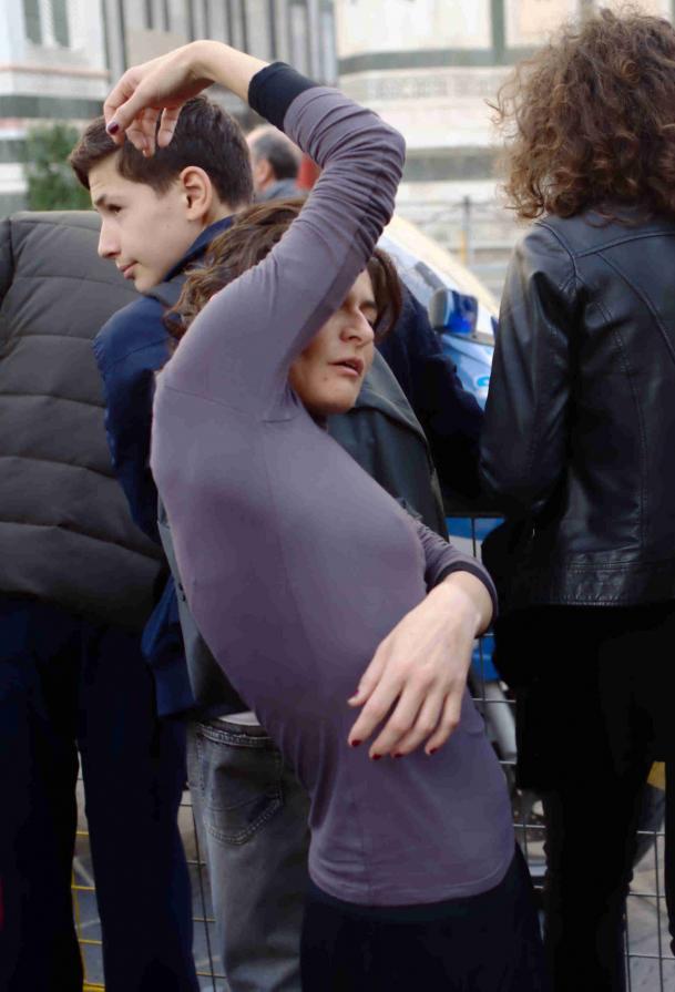 massa e potere-scatto di Francesco Gnot -performance Clara Burgio