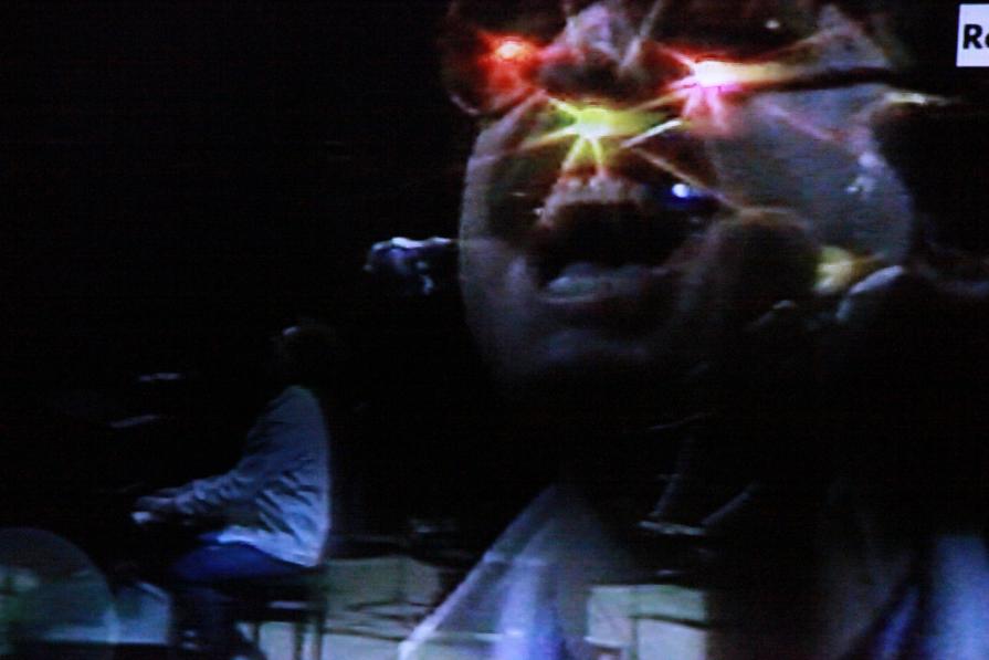 il mondo attraverso un monitor