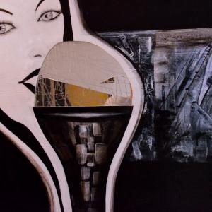 Donna con gelato di specchio, foto da altra angolatura