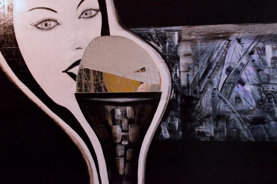 Donna con gelato di specchio, foto da altra angolatura