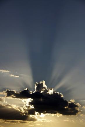 Tramonto dipinge il cielo