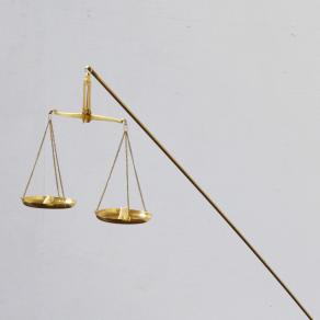 Particolare di IDENTICA VISIONE, 2013, ottone kg 12, ferro, due denti. Dimensioni ambientali. Particolare di IDENTICA VISIONE, 2013, ottone kg 12, ferro, due denti. Dimensioni ambientali.