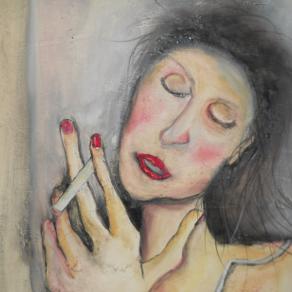 donna che fuma all'angolo