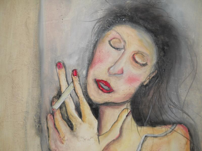 donna che fuma all'angolo