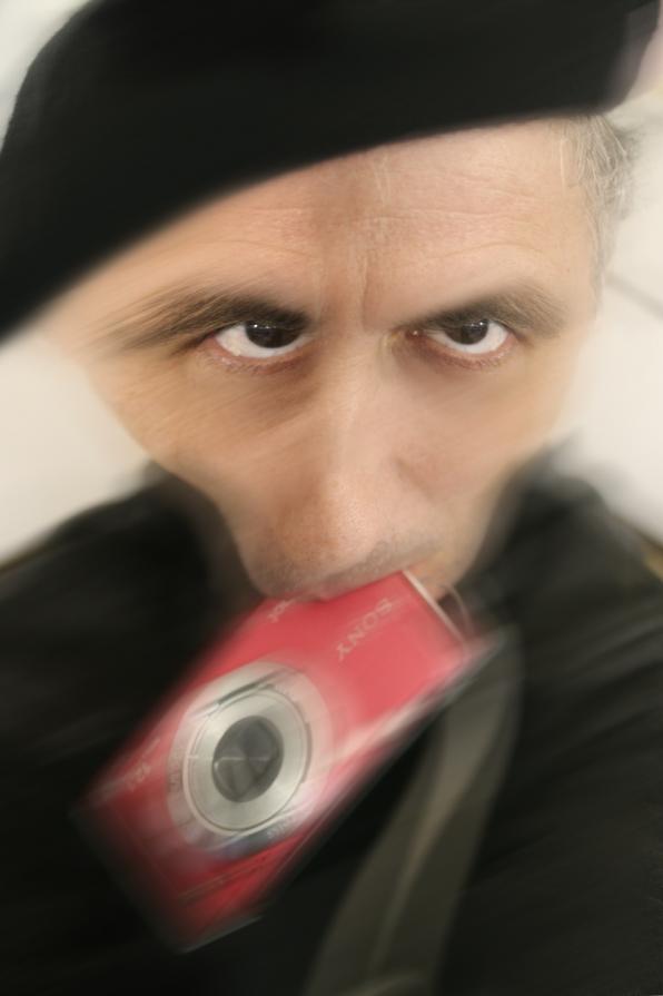 ritratto di un suonatore d'armonica a bocca.