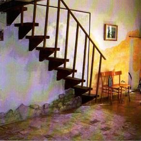 La scala a sbalzo con mensole;  in legno armato.