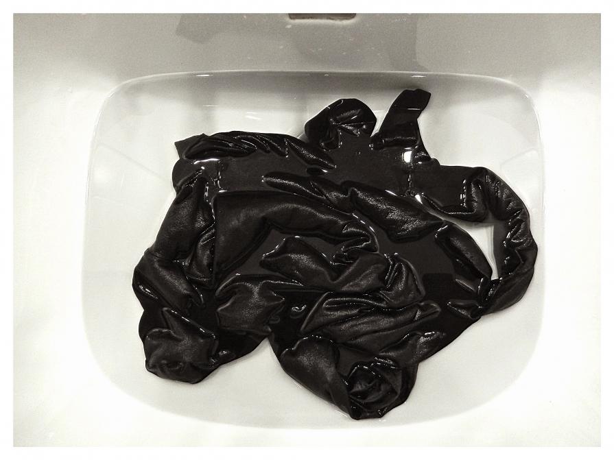 Bucato a mano, nero lutto.