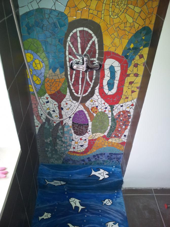 Doccia con mosaico ceramico e fondale in resina...
