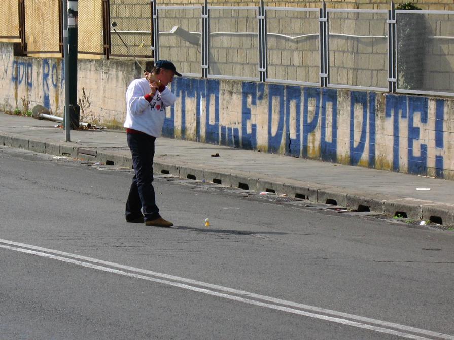 Partita a Golf nelle buche stradali, Napoli - Augusto De Luca. 1