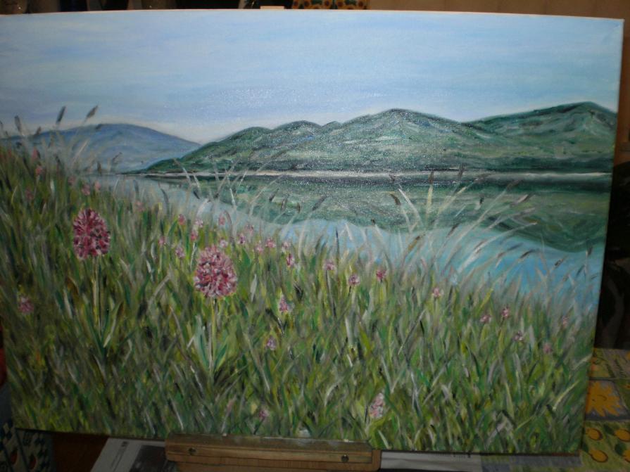 Paesaggio lacustre con orchidee selvatiche