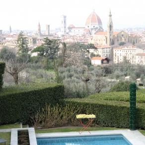 Goldene Erweiterung/Golden expansion. Street art project. Florence, Italy