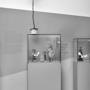 Denk mal: wachstum, 2014 violin fig on Isis, glazed ceramic Ø 30 cm, h: app. 140 cm Denk mal: wachstum, 2014 violin fig on Isis, glazed ceramic Ø 30 cm, h: app. 140 cm