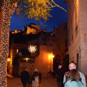 Finalborgo: il centro storico col castello "transilvano" che incombe Finalborgo: il centro storico col castello