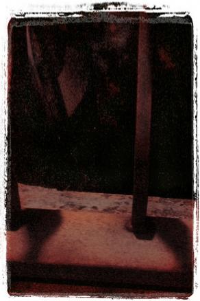 dietro o dentro le sbarre by night.