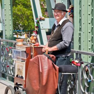 Germany. Frankfurt. Architectures, also of bodies