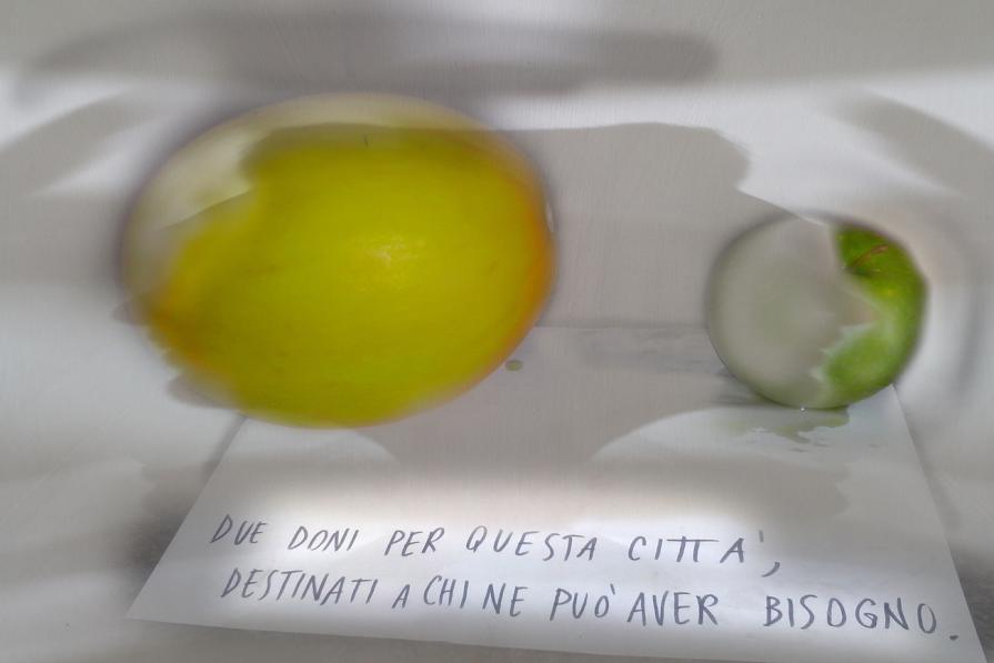 a brescia è arrivato Caravaggio con una natura viva,contemporanea.