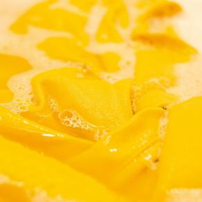 Bucato a mano giallo