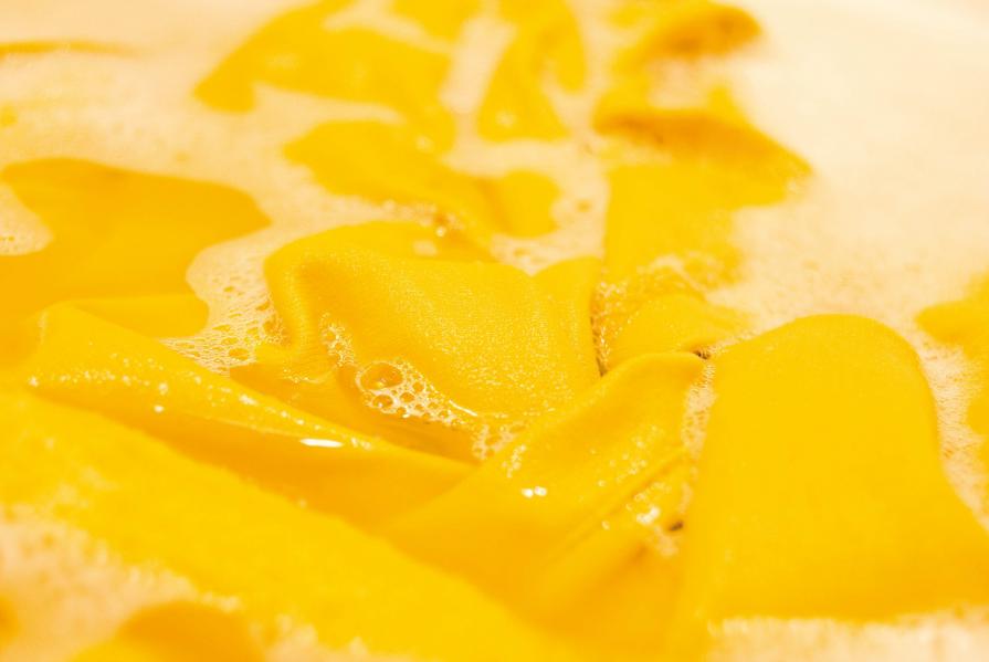 Bucato a mano giallo