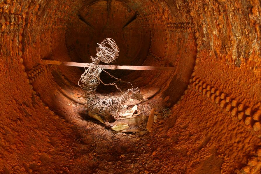 Fragile all'interno di un ex cisterna per l'acqua in una ferrovia abbandonata. Fragile all'interno di un ex cisterna per l'acqua in una ferrovia abbandonata.