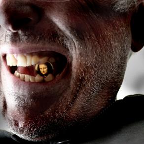 voi curatori,voi critici,voi televenditori,credete voi di farci vivere, invece voi rimasticate la vita dei morti,mentre noi viviamo quotidianamente  l