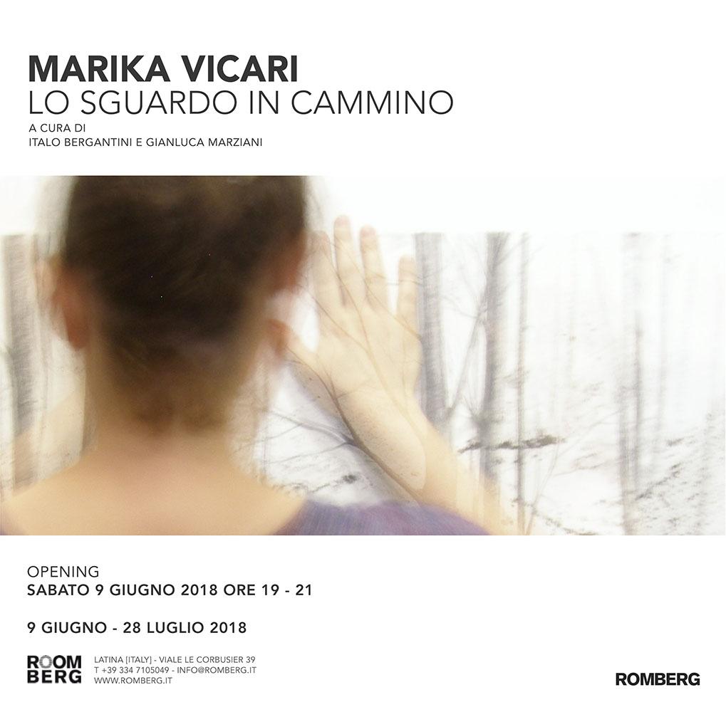 Marika Vicari / A glance while walking