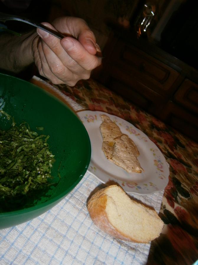 ceno da solo al lume di candela.