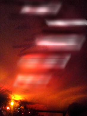 un pensiero nascosto dietro l'albero di natale acceso,la va a te .