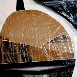 Donna con gelato particolare del cono di specchio