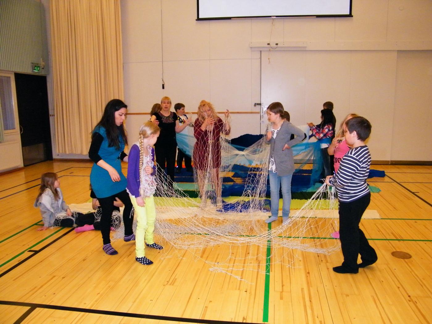 “LA SIRENA. ARTE-LA MIA SECONDA PELLE” PERFORMANCE ROSA DIDONNA PRESSO LA SCUOLA HÖNTTÄMÄEN, OULU, FINLANDIA