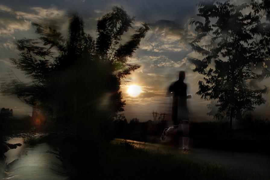 aspettando il tramonto alla via dei miracoli. il reale si mescola con irreale.