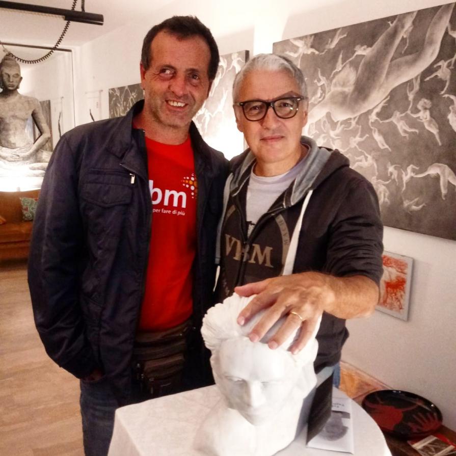 vi presento  felice  UN mio nuovo amico scultore che ci vede molto lontano. usa la sua anima. 