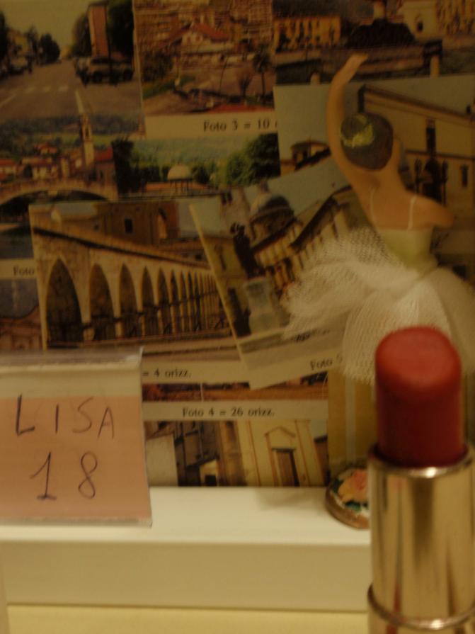 Lisa 18 ama annusare i rossetti
