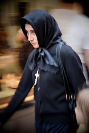 dans la vie avec une croix sur le cœur