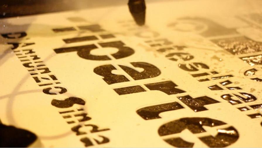 Esperimenti di comunicazione sostenibile: stencil ed acqua a terra Esperimenti di comunicazione sostenibile: stencil ed acqua a terra