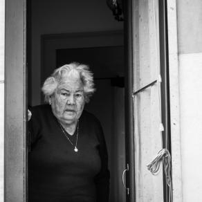 Anziana a Santa Maria La Scala, Catania