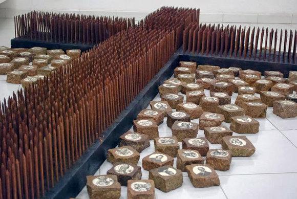 LightRoom: Chi vuol esser lieto, sia: / di doman non c'è certezza. LightRoom: Chi vuol esser lieto, sia: / di doman non c'è certezza.