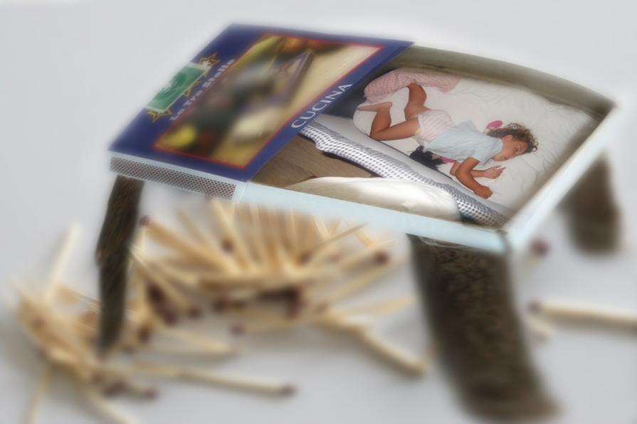 ho tolto i fiammiferi cosi' ti faccio spazio.. ho tolto i fiammiferi cosi' ti faccio spazio..