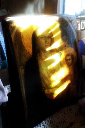 il primo raggio di sole entra nella stanza.a lavarone