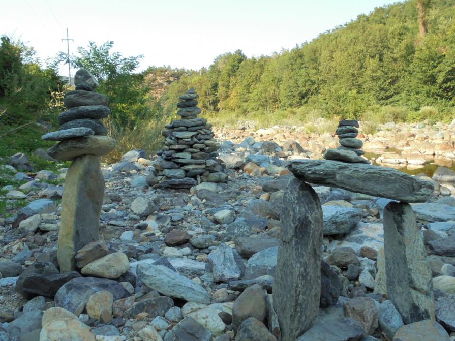 omaggio al fiume Orba mediante stone balance