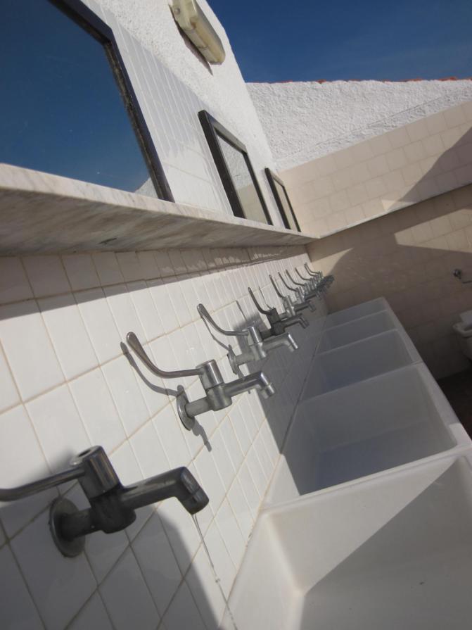 Quei lavandini davanti al mare, ricordando ..