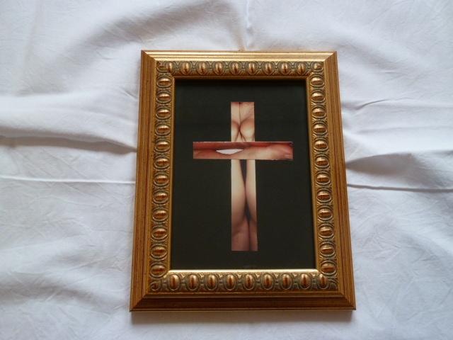 CROCIFISSIONE (dedicato a Lucio Fontana) ritagli di fotografie analogiche montati su cartoncino 12x1