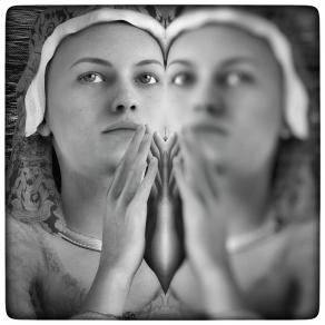 Ragazza allo specchio