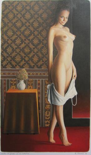 nudo in piedi in un interno