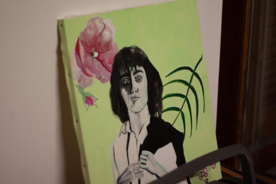 PATTY SMITH SU CARTA DA PARATI VERDE CHIARO CON MALVA, OLEANDRO E RIBES