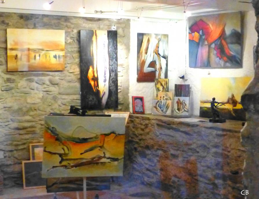 Dans une galerie, la nuit...