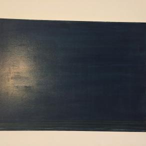 Raggi di sole su sfondo blu