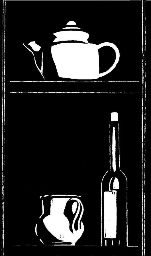 Teiera, bricco e bottiglia di grappa