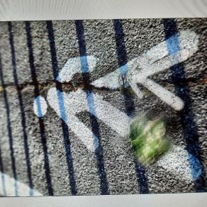 Cavalcavia Kennedy  " papà a passeggio con il bimbo che gioca a pallafoglia.